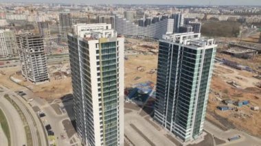 Modern şehir gelişimi. İnşaat alanında çok katlı binalar inşa ediliyor. İnşaat çalışmaları devam ediyor. Hava fotoğrafçılığı