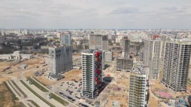 Modern şehir gelişimi. İnşaat alanında çok katlı binalar inşa ediliyor. İnşaat çalışmaları devam ediyor. Hava fotoğrafçılığı