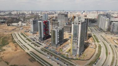 Modern şehir gelişimi. İnşaat alanında çok katlı binalar inşa ediliyor. İnşaat çalışmaları devam ediyor. Hava fotoğrafçılığı