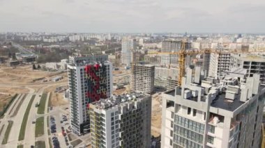 Modern şehir gelişimi. İnşaat alanında çok katlı binalar inşa ediliyor. İnşaat çalışmaları devam ediyor. Hava fotoğrafçılığı
