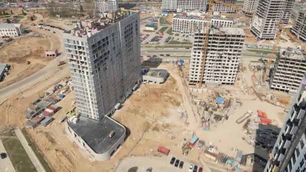 近代都市開発 建設中の複数階建ての建物の建設現場 建設工事中です 空中写真 — ストック動画