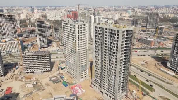 Современное Городское Развитие Строительная Площадка Многоэтажными Строящимися Зданиями Строительные Работы — стоковое видео