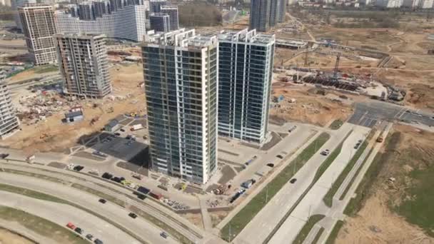 现代城市发展 正在建造的有多层楼房的建筑工地 建筑工程正在进行中 空中摄影 — 图库视频影像