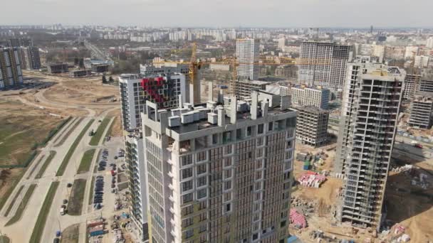 现代城市发展 正在建造的有多层楼房的建筑工地 建筑工程正在进行中 空中摄影 — 图库视频影像