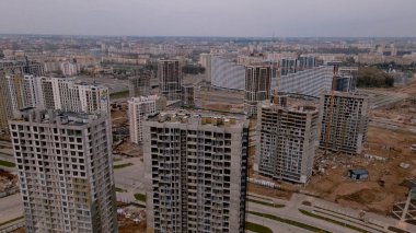 İnşaat alanında çok katlı binalar inşa ediliyor. Modern şehir gelişimi. Hava fotoğrafçılığı.