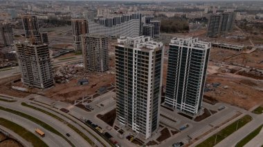 İnşaat alanında çok katlı binalar inşa ediliyor. Modern şehir gelişimi. Hava fotoğrafçılığı.