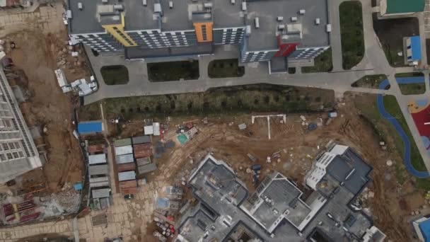 Fliegen Sie mit der Kamera nach unten. Moderne Stadtentwicklung. Bau von mehrstöckigen Gebäuden. Luftbildaufnahmen. — Stockvideo