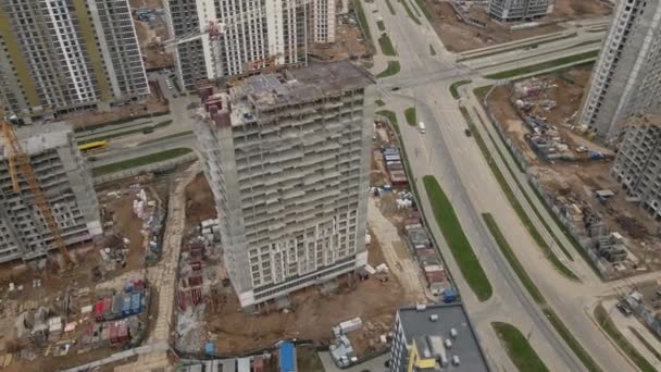 Voo sobre o canteiro de obras. Construção de edifícios de vários andares. Desenvolvimento urbano moderno. Videografia aérea. — Vídeo de Stock
