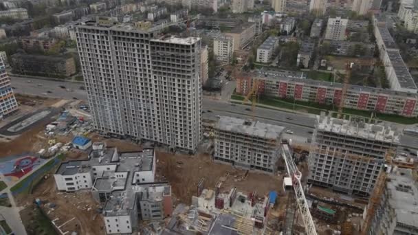 Volo sopra il cantiere. Costruzione di edifici a più piani. Moderno sviluppo urbano. Videografia aerea — Video Stock