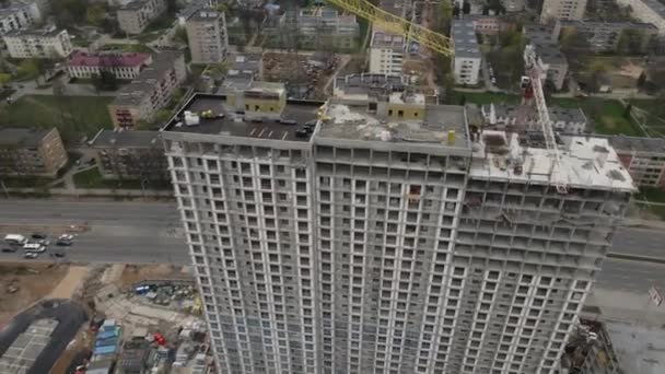 Voando num arco sobre um canteiro de obras. Desenvolvimento urbano moderno. Construção de edifícios de vários andares. Videografia aérea. — Vídeo de Stock