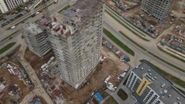 Vlucht over de bouwplaats. Moderne stedelijke ontwikkeling. Bouw van gebouwen met meerdere verdiepingen. Luchtvideo-opnamen — Stockvideo