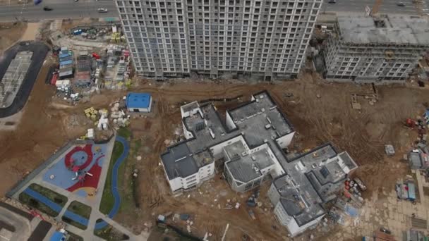 Volo sopra il cantiere. Moderno sviluppo urbano. Costruzione di edifici a più piani. Videografia aerea. — Video Stock