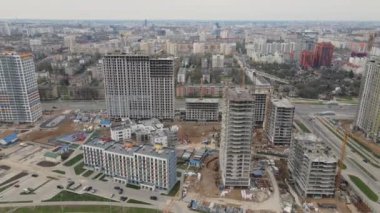 Büyük bir inşaat alanı. Şehir merkezinde inşaat halindeki çok katlı binalar. Hava video çekimi