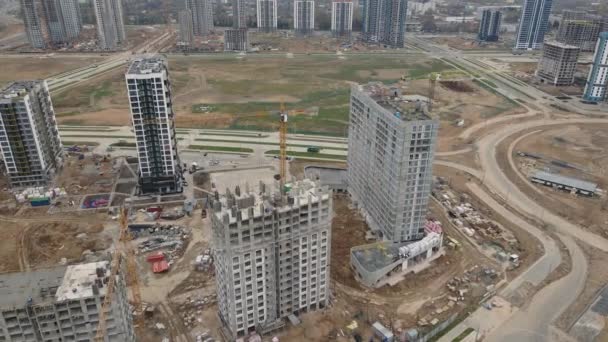 Grande cantiere. Edifici a più piani in costruzione nel quartiere della città. Volo con rotazione della telecamera. Riprese video aeree. — Video Stock