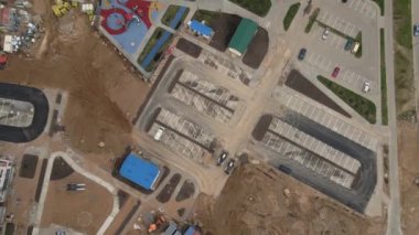 İnşaat alanının üzerinden uçuş. Kamera kapalıyken çekilmiş. Evler ve iletişim görülebilir. Hava fotoğrafçılığı.