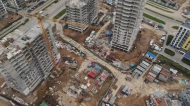 İnşaat alanının üzerinden uçuş. İnşaat halindeki yüksek binalar aşağıda görülebilir. Dairesel atış.