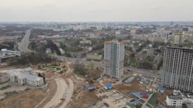 İnşaat alanının üzerinden uçuş. Geniş açıyla, kamera dönükken çekilmiş. İnşaat halindeki yüksek binalar ve inşaat vinçleri görülebiliyor. Hava fotoğrafçılığı.