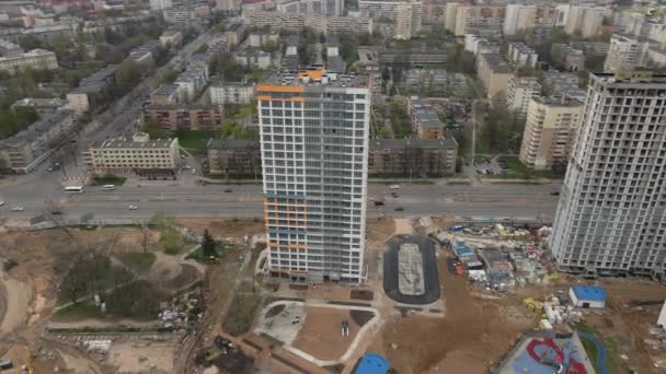 Vlucht over de bouwplaats. Schot in wijd beeld met de camera gedraaid. Huizen en communicatie zijn zichtbaar. Luchtfotografie. — Stockvideo