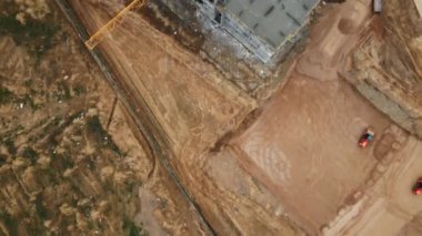 İnşaat alanının üzerinden uçuş. Çok katlı binaların yapımı. Modern şehir gelişimi. Kamerayı aşağı uçur. Hava videosu
