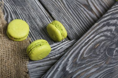 Makarna kekleri açık yeşil renkte. Siyah beyaz çam ağaçlarının üzerinde yatıyorlar. Yakınlarda keten var.