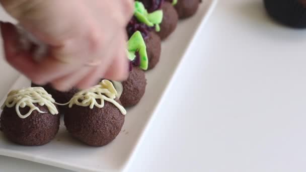 女は茶色のジャガイモを作る。チョコレートでケーキを飾る。クローズアップショット. — ストック動画