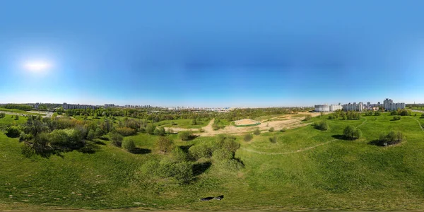 Volando Sobre Los Árboles Parque Primavera Hay Follaje Joven Flores — Foto de Stock