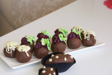 Ev yapımı patatesli kek. Kremalı kekler. Yakın çekim..