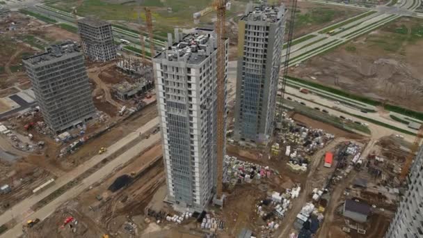 Moderní rozvoj měst. Stavba s vícepodlažními budovami ve výstavbě. Stavební práce jsou v plném proudu. Letecká fotografie — Stock video