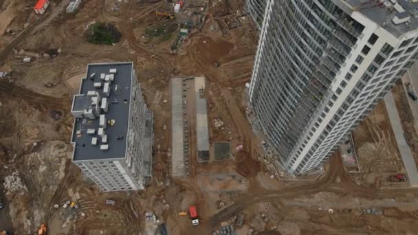 Moderne Stadtentwicklung. Baustelle mit mehrstöckigen Gebäuden. Die Bauarbeiten laufen. Luftaufnahmen. — Stockvideo