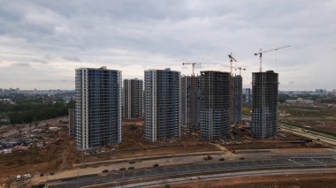 Modern şehir gelişimi. İnşaat alanında çok katlı binalar inşa ediliyor. İnşaat çalışmaları devam ediyor. Hava fotoğrafçılığı.