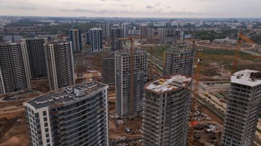 Modern şehir gelişimi. İnşaat alanında çok katlı binalar inşa ediliyor. İnşaat çalışmaları devam ediyor. Hava fotoğrafçılığı.