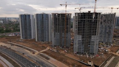 Modern şehir gelişimi. İnşaat alanında çok katlı binalar inşa ediliyor. İnşaat çalışmaları devam ediyor. Hava fotoğrafçılığı.