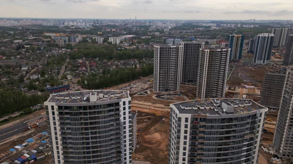 Moderne Stadtentwicklung Baustelle Mit Mehrstöckigen Gebäuden Die Bauarbeiten Laufen Luftaufnahmen — Stockfoto