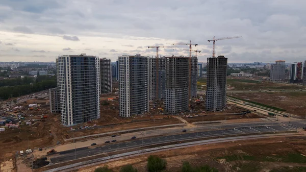 Moderne Stadtentwicklung Baustelle Mit Mehrstöckigen Gebäuden Die Bauarbeiten Laufen Luftaufnahmen — Stockfoto