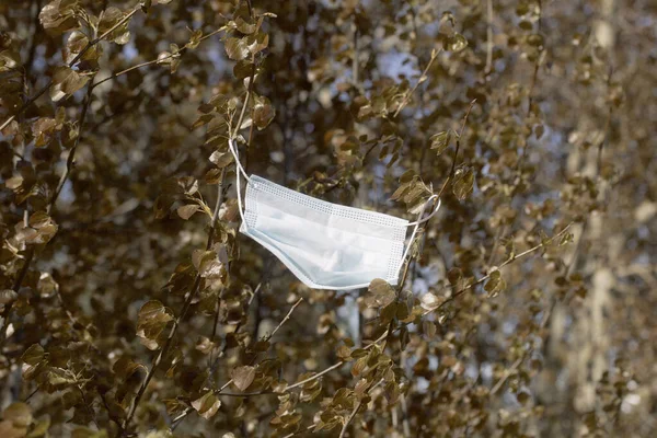 의료용 마스크가 가지에 폐기물 — 스톡 사진