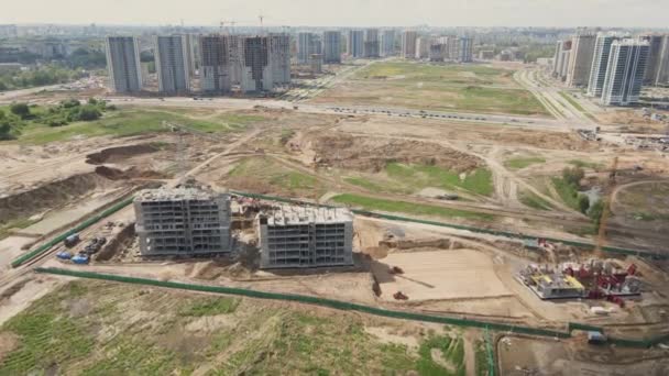 Moderne stedelijke ontwikkeling. Bouwplaats met meerdere verdiepingen in aanbouw. De bouw is aan de gang. Luchtvideografie. — Stockvideo