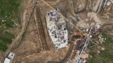 İnşaat alanında çok katlı binalar inşa ediliyor. Modern şehir gelişimi. İnşaat çalışmaları devam ediyor. Kamerayı çevirerek uçmak. Hava videosu