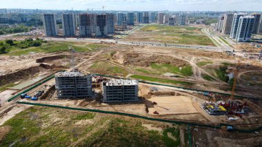 Modern şehir gelişimi. İnşaat alanında çok katlı binalar inşa ediliyor. İnşaat çalışmaları devam ediyor. Hava fotoğrafçılığı.