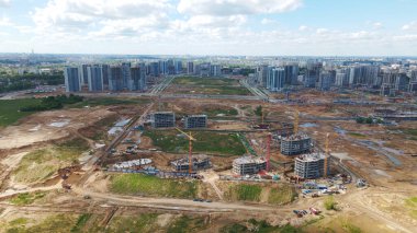 Modern şehir gelişimi. İnşaat alanında çok katlı binalar inşa ediliyor. İnşaat çalışmaları devam ediyor. Hava fotoğrafçılığı.