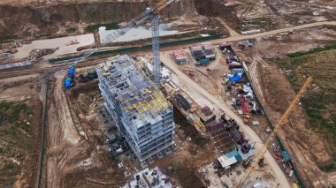 Modern şehir gelişimi. İnşaat alanında çok katlı binalar inşa ediliyor. İnşaat çalışmaları devam ediyor. Hava fotoğrafçılığı.