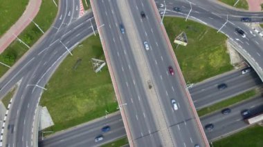 Çok katlı yol kavşağı. Şehir yollarında uçuş. Toplu taşıma araçlarının hareketini görebilirsiniz, yol mesafeye gidiyor. Şehir havası video çekimi.