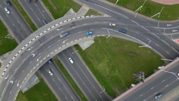 マルチレベルの道路の接合部上の飛行。公共交通機関の動きを見ることができます。市の空中ビデオ撮影 — ストック動画