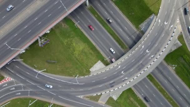 連結道路接合部。Uターンでカメラを飛んで、都市の道路上。公共交通機関が見える。市の空中ビデオ撮影. — ストック動画