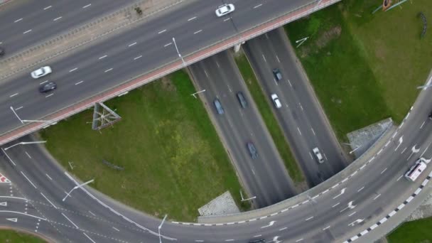 Carrefour routier à plusieurs niveaux. Déplacez la caméra sur les routes de la ville. Les transports publics sont visibles. Tournage vidéo aérien de la ville. — Video