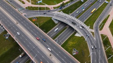 Çok katlı bir kavşağın üzerinden uçmak. Toplu taşıma görünür durumda. Şehir havası fotoğrafçılığı.