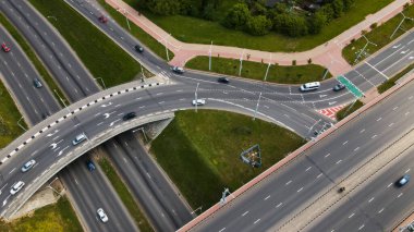 Çok katlı bir kavşağın üzerinden uçmak. Toplu taşıma görünür durumda. Şehir havası fotoğrafçılığı.