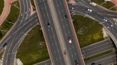 Çok katlı bir kavşağın üzerinden uçmak. Toplu taşıma görünür durumda. Şehir havası fotoğrafçılığı.