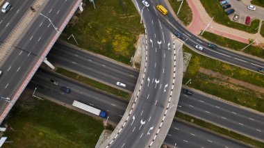 Çok katlı bir kavşağın üzerinden uçmak. Toplu taşıma görünür durumda. Şehir havası fotoğrafçılığı.
