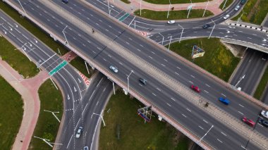Çok katlı bir kavşağın üzerinden uçmak. Toplu taşıma görünür durumda. Şehir havası fotoğrafçılığı.