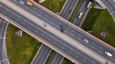 Çok katlı bir kavşağın üzerinden uçmak. Toplu taşıma görünür durumda. Şehir havası fotoğrafçılığı.